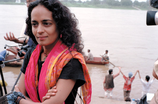 Arundhati Roy protesting the construction of the Sardar Sarovar Dam on the Narmada River, Gujarat, India, 1999. (Photo: Ian Berry/Magnum Photos.)