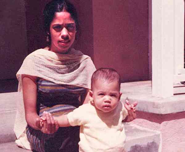 Shyamala Gopalan with her daughter, Kamala Harris.