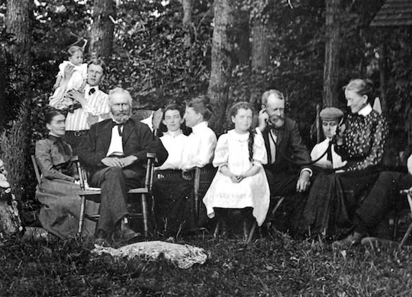 Grandma talking to Grandpa via ear trumpet, 1903. (Photo: Kim Vintage Stock/Corbis via Getty Images.)