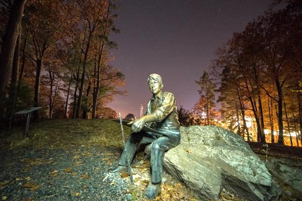 Dartmouth College’s statue of Robert Frost, by Sculptor George W. Lundeen. 