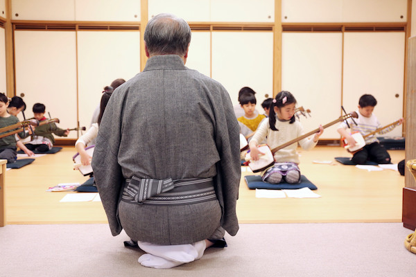 Shamisen master Kineie Yashichi VI oversees a class at the Kineie School near Ebisu. (Photo: Kit Nagamura.)