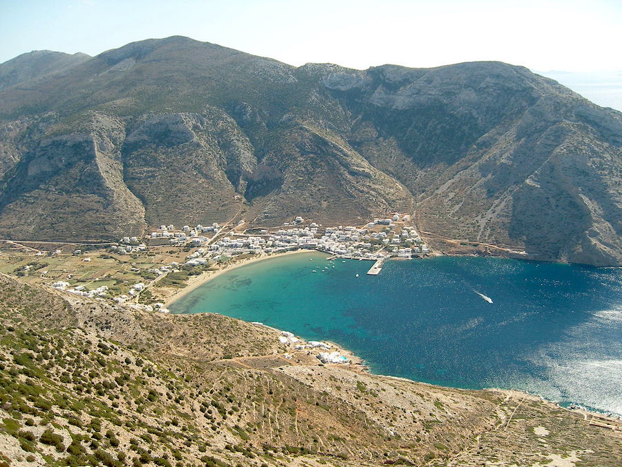 Kamares Beach, Sifnos. (Photo: Wikimedia Commons, by Phso2.)