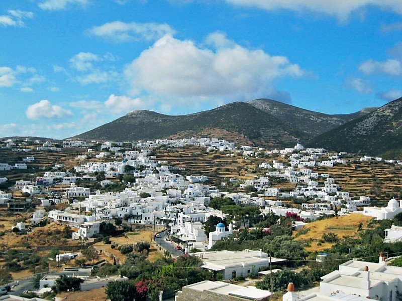 Apollonia, Sifnos. (Photo: Wikimedia Commons by Jon Corelis.)