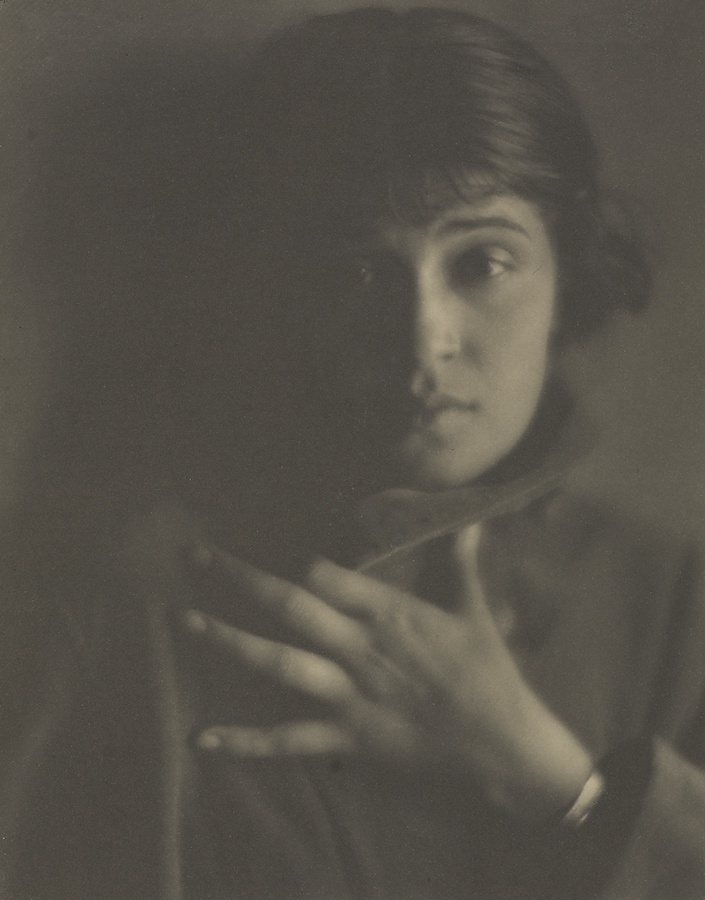 Tina Modotti, Glendale. Image via Wikimedia Commons. (Photo: Edward Weston, 1921.)