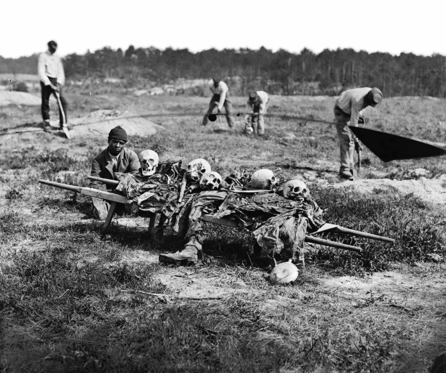 African Americans collect the bones of soldiers killed in battle at Cold Harbor, Virginia. June 1864. (Photo: John Reekie/Library of Congress.)