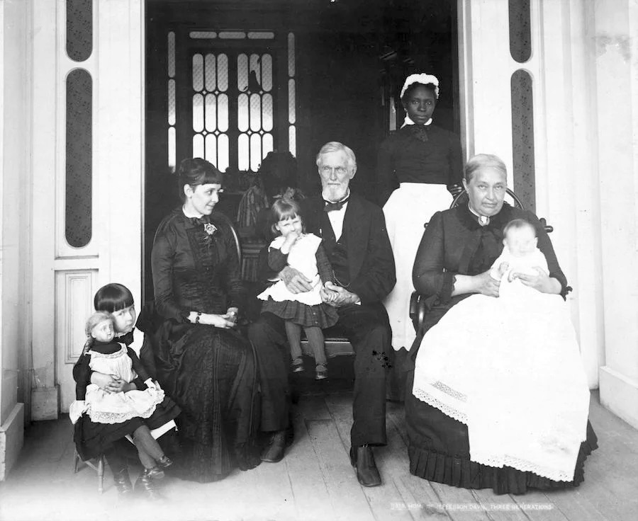 Former Confederate President Jefferson Davis, his family, and his servant pose for a portrait in Beauvoir, Mississippi. (Photo: Wikimedia Commons.)