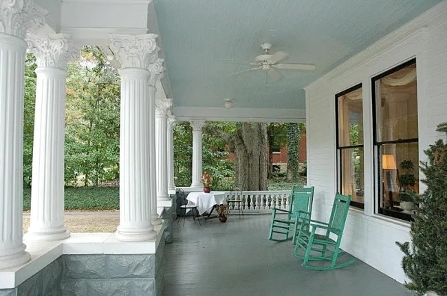 A haint-blue porch ceiling. (Photo: Savannah Lands.)