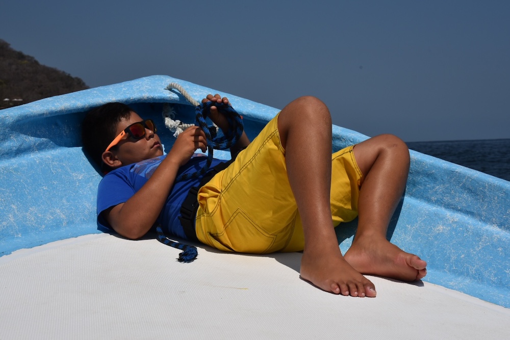 Helping father. Porto Vallarta, Mexico. (Photo: Chiara-Sophia Coyle.)