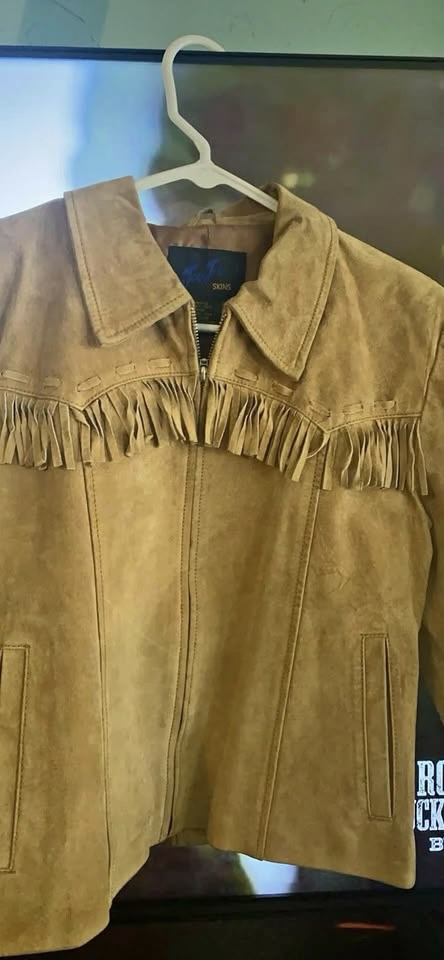 this is a swade jacket with talase on womon, $15$20, Listed 5 weeks ago in Lexington SC, Condition: New/Men's Regular Size L, It is not a man’s it a lauded don’t know why it did that but I live in Lexington in red bank of u want it I’ll send u my adress my car in the shop right now ok.